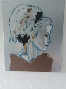 "Entre force et fragilité — portrait en nuances glacées."
